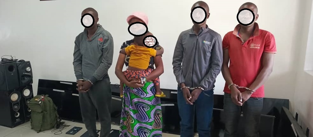Musanze: Polisi yerekanye abakekwaho kwiba no kugura ibikoresho by’ikoranabuhanga