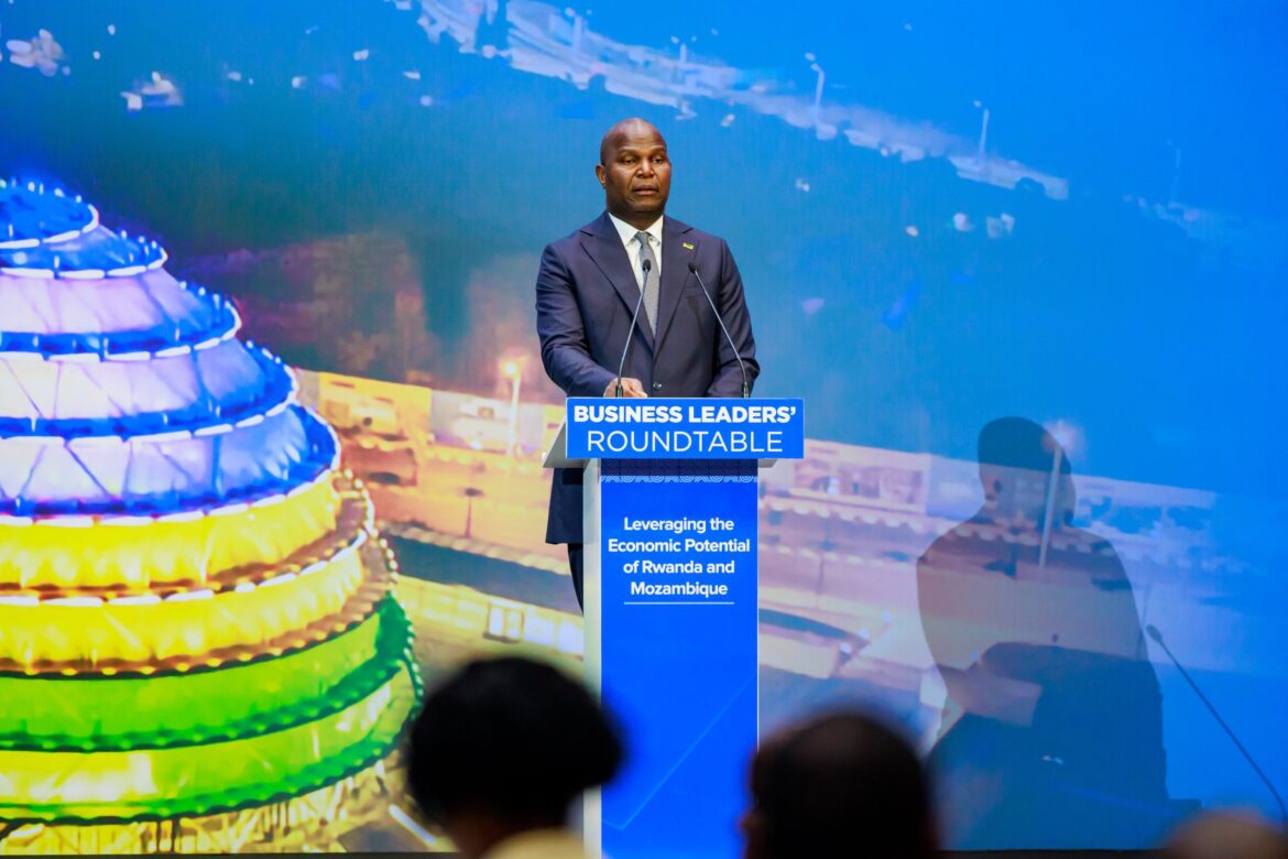 Perezida wa Mozambique yishimiye bidasanzwe n’okubona abashoramari bakorera hamwe 