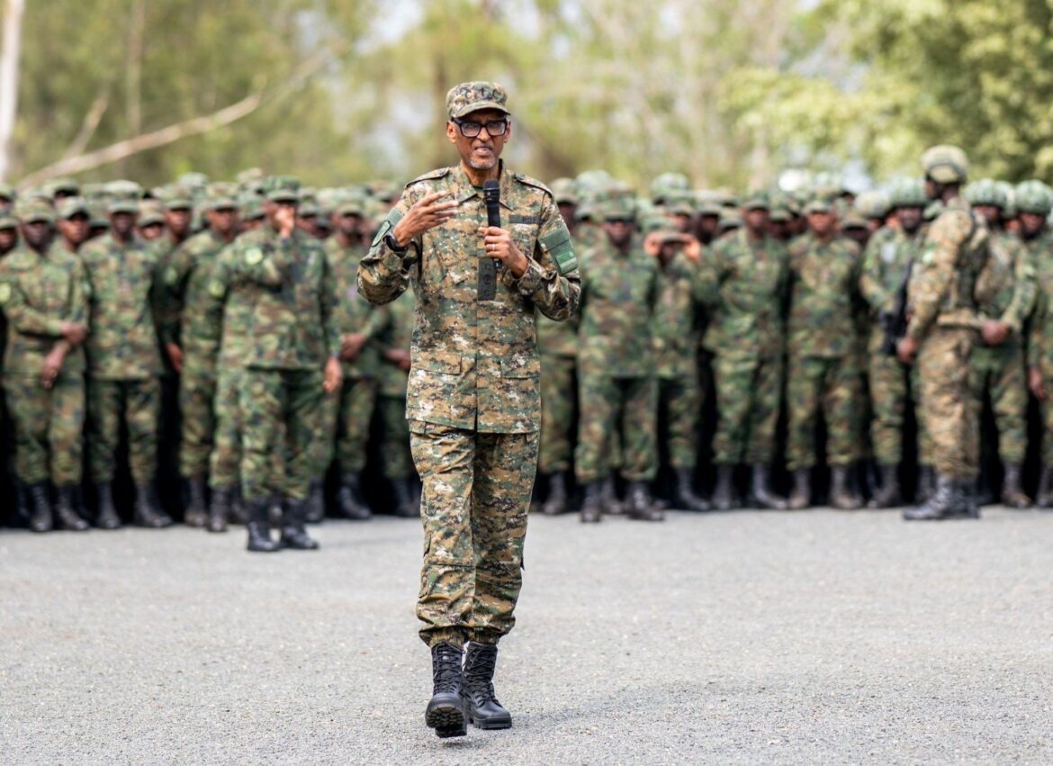Perezida Kagame yaganirije abofisiye 6000 basoje amasomo ya gisirikare