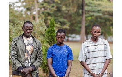 Polisi y’u Rwanda yerekanye abantu batatu bagaragaye mu mashusho batema umukobwa
